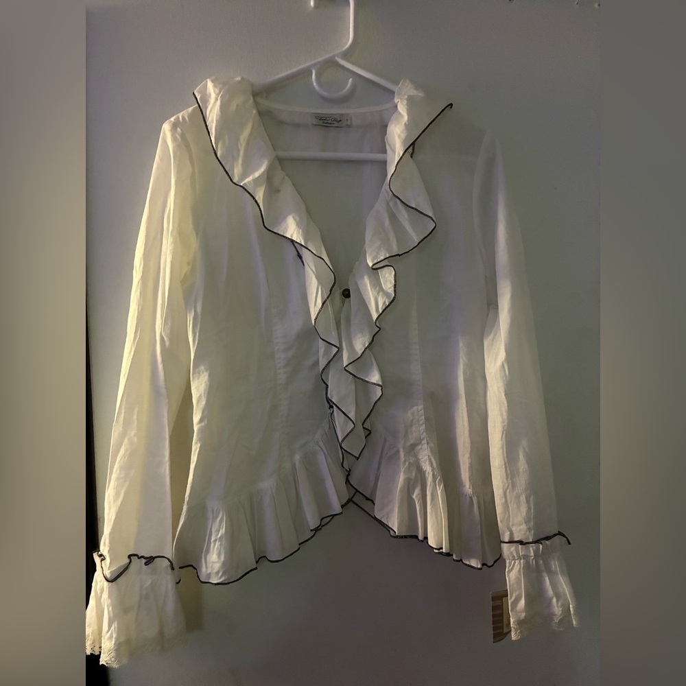 Elegant White Ruffled Women's Top size small